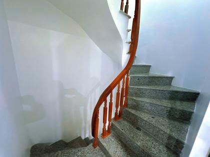 Bán nhà ngõ 218 Lạc Long Quân, diện tích 30m2 x 5 tầng,mặt tiền 6m, giá 7.6 tỷ.