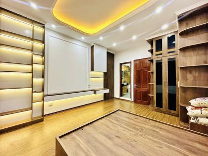 Bán nhà ngõ 612 Lạc Long Quân, diện tích 30m2 x 6 tầng,mặt tiền 3.8m, giá 9.5 tỷ