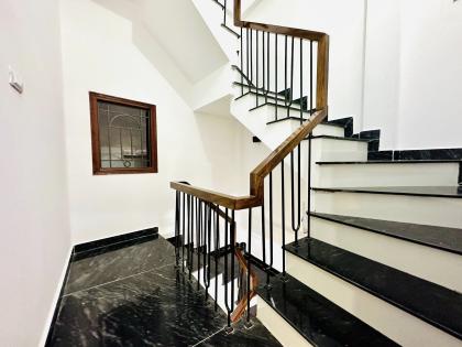 Bán nhà ngõ 612 Lạc Long Quân, diện tích 30m2 x 6 tầng,mặt tiền 3.8m, giá 9.5 tỷ