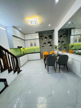 Bán nhà gần phố Quốc Tử Giám, Đống Đa, nhà đẹp ở ngay, ngõ thoáng, gần ô tô tránh