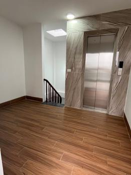 Bán nhà suýt nữa thì nằm ở mặt đường Thạch Bàn, diện tích 43.5m2 -8 tỷ, thang máy, nội thất mới