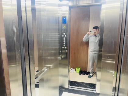 Bán nhà suýt nữa thì nằm ở mặt đường Thạch Bàn, diện tích 43.5m2 -8 tỷ, thang máy, nội thất mới
