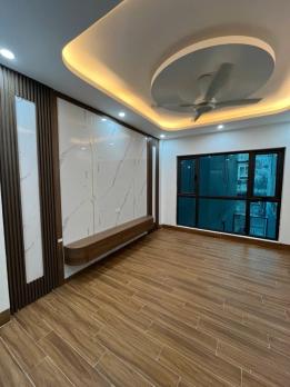 Bán nhà suýt nữa thì nằm ở mặt đường Thạch Bàn, diện tích 43.5m2 -8 tỷ, thang máy, nội thất mới