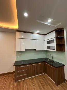 Bán nhà suýt nữa thì nằm ở mặt đường Thạch Bàn, diện tích 43.5m2 -8 tỷ, thang máy, nội thất mới