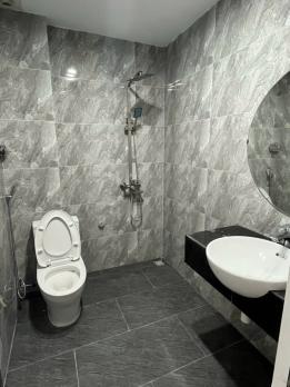 Bán nhà suýt nữa thì nằm ở mặt đường Thạch Bàn, diện tích 43.5m2 -8 tỷ, thang máy, nội thất mới