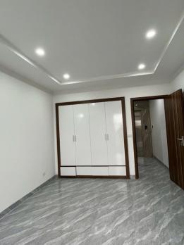 Bán nhà suýt nữa thì nằm ở mặt đường Thạch Bàn, diện tích 43.5m2 -8 tỷ, thang máy, nội thất mới