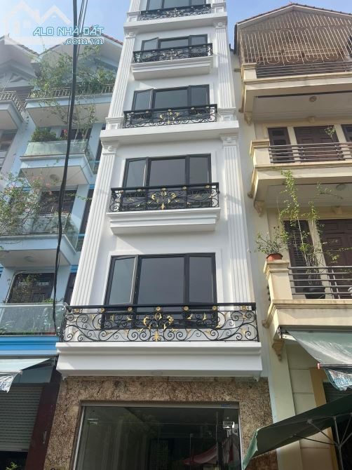 và căn tại đường 800 A, Phùng Chí Kiên, Cầu Giấy , diện tích 100 m² , mặt tiền 6 m, nhà xây 8 tầng sđcc, giá bán 34 tỷ
