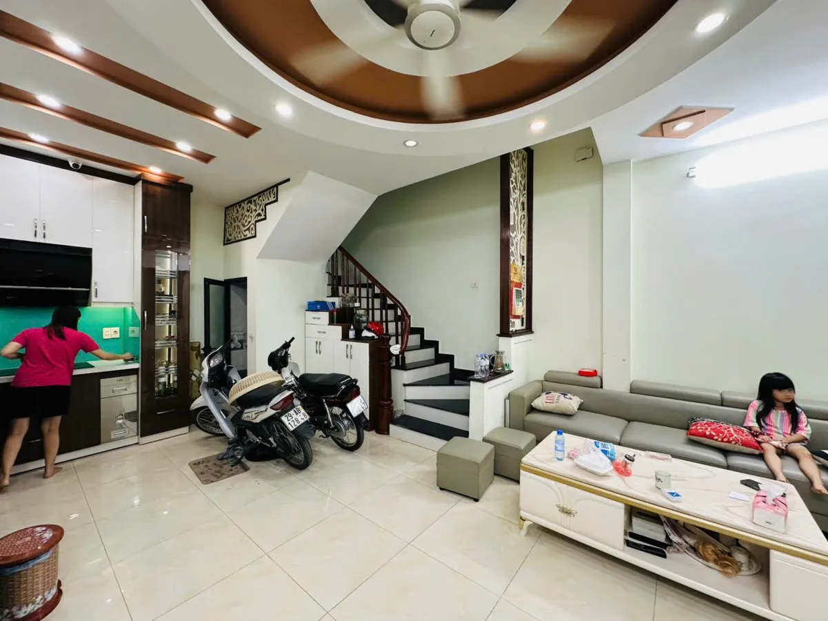 Bán nhà Mễ Trì - Nam Từ Liêm KD tốt, DT 40m, MT 4.8m, giá nhỉnh 8 tỷ.