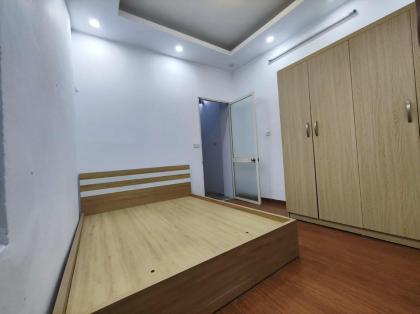 CHO THUÊ NHÀ NGUYÊN CĂN PHỐ LÁNG HẠ, BA ĐÌNH, NHÀ MỚI, GẦN PHỐ, SÂN RỘNG