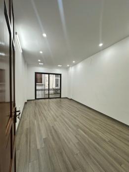 Bán nhà đường Đê La Thành, Đống Đa, 5 tầng thang máy, ngõ thông, gần ô tô tránh