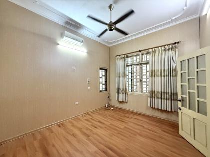 Bán nhà Hoàng Ngân, Thanh Xuân, nhà đẹp dân xây, mặt tiền rộng, ngõ nông