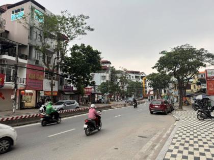Bán Nhà Mặt Phố Quận Tây Hồ 150m2-5T MT7m Vỉa Hè 2 THOÁNG 88 Tỷ Lạc Long Quân.