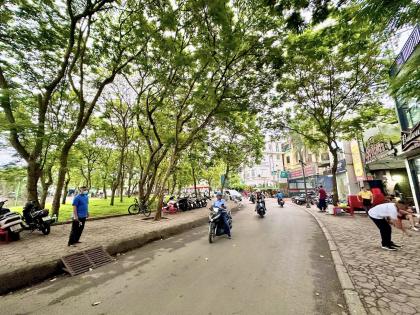 Bán Nhà Mặt Phố Quận Đống Đa 90m2-5T Vỉa Hè 5m VIEW Hồ 2 THOÁNG 25 Tỷ Hồ Ba Mẫu.