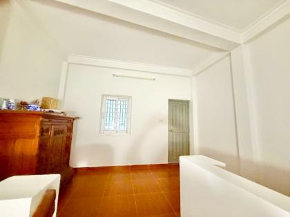 Cần bán gấp nhà ngõ thông Cầu Giấy, DT 65m, giá 10,6 tỷ.
