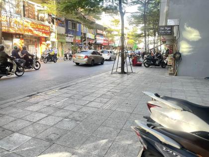Bán Nhà Mặt Phố Quận Đống Đa 60m2-3T SỔ A4 Tặng Nhà 1 CHỦ 24 Tỷ Khâm Thiên.