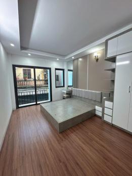 Bán nhà trung tâm p. Thạch Bàn, diện tích 32.0m -5.8 tỷ, nội thất Sang Sịn