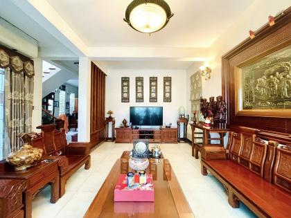 Bán Nhà VIEW HỒ Quận Long Biên 200m2-4T MT11m Vỉa Hè Tặng Nội Thất 31 Tỷ Bát Khối