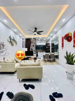 HIẾM! Bán Nhà 4 Tầng Lung Linh Xe Hơi Thông Sư Vạn Hạnh, 63m2, 11 Tỷ