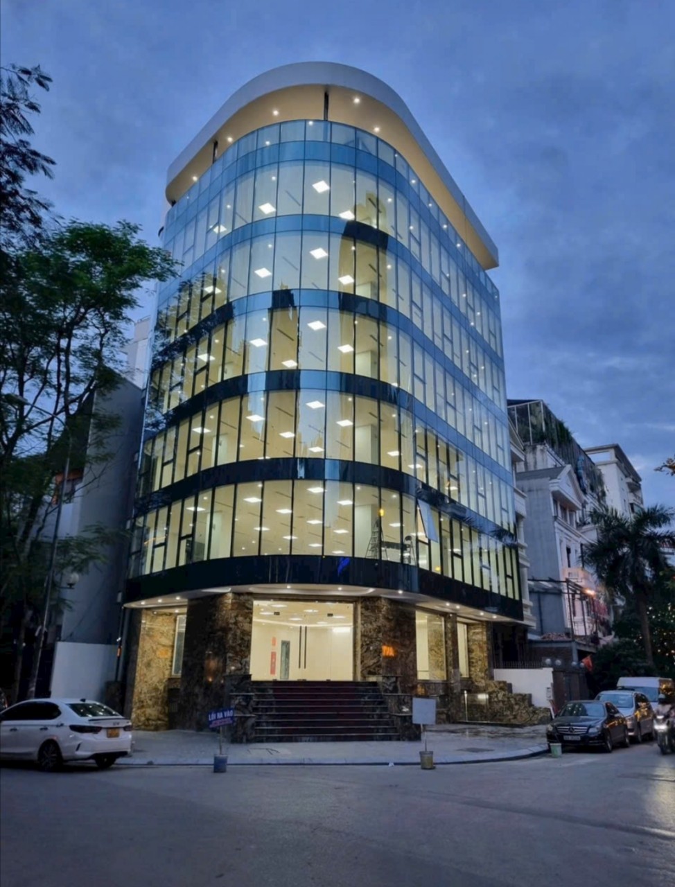 Bán tòa nhà VP VIP 9 tầng mp Dịch Vọng Hậu - Trần Thái Tông Lô góc. Giá 230 tỷ