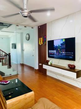 Bán nhà mặt phố Trần Thái Tông, 40m2, mặt tiền 4m