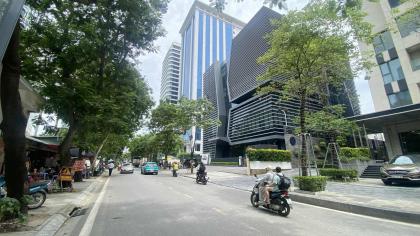 Bán 1200m2 đất tặng biệt thự mặt phố Đội Cấn phường Ngọc Hà