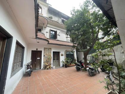 Bán 1200m2 đất tặng biệt thự mặt phố Đội Cấn phường Ngọc Hà