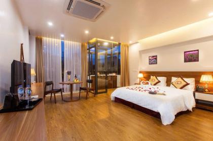 Cần bán khách sạn mặt phố thuộc P. Hai Bà Trưng - 11x100m² - doanh thu 200 - 250tr/tháng - giá 49. X tỷ (thương lượng).