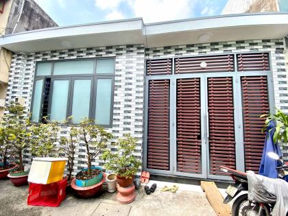 NHÀ MỚI 49M2 NGANG KHỦNG 8M. 30M RA HẺM XE HƠI THÔNG, GẦN NGÃ TƯ NƯỚC ĐÁ. SÁT VÁCH HIỆP THÀNH