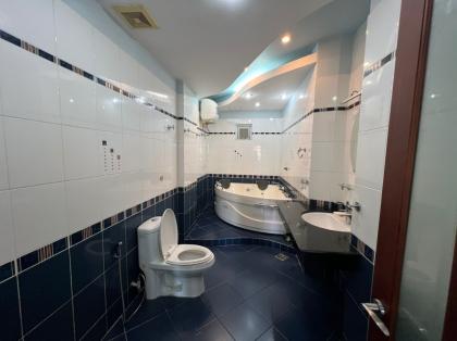 Hẻm nhựa 10m, 86m2 TÀI LỘC, kết cấu 5 tấm, có thang máy, giếng trời, View sân thượng ngắm máy bay đáp.