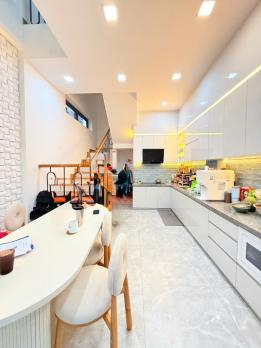 ĐỊNH CƯ Bán Nhà 5 Tầng Cực Đẹp Huỳnh Văn Bánh, 45m2, 7.5 Tỷ