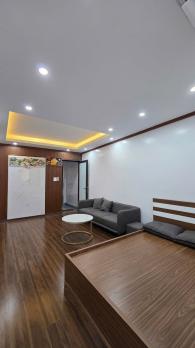 Bán căn hộ tập thể mặt phố Nguyễn Chí Thanh, Ba Đình, 3 thoáng, ô tô đỗ, view hồ Ngọc Khánh, sổ đỏ to