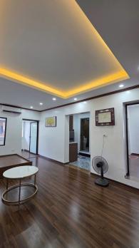 Bán căn hộ tập thể mặt phố Nguyễn Chí Thanh, Ba Đình, 3 thoáng, ô tô đỗ, view hồ Ngọc Khánh, sổ đỏ to