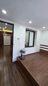 Bán căn hộ tập thể mặt phố Nguyễn Chí Thanh, Ba Đình, 3 thoáng, ô tô đỗ, view hồ Ngọc Khánh, sổ đỏ to