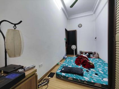 Cho thuê nhà ngõ Núi Trúc, Diện tích 48m x 4 tầng, măt tiền 4.8m, giá 12 triệu