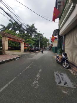 Bán nhà gần Cầu Am - Vạn Phúc, dân xây, full nội thất, sân - cổng riêng, có chỗ gửi xe ô tô
