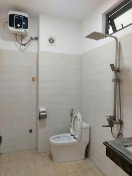 Bán nhà gần Cầu Am - Vạn Phúc, dân xây, full nội thất, sân - cổng riêng, có chỗ gửi xe ô tô