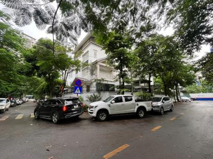 Cho thuê BT Khu nhà ở Quốc Hội Lương Thế Vinh lô góc thang máy 45tr 0903409888
