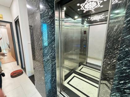 Cho thuê nhà Dịch vụ Mỗ Lao 50m x 7 tầng thông sàn thang máy 26tr 0903409888
