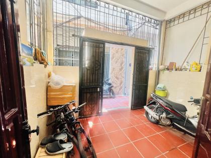 Bán nhà ngõ 10 Láng Hạ, diện tích 57m x 3 tầng, mặt tiền 5m, giá 13.6 tỷ.