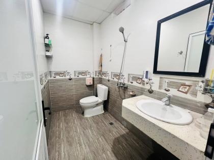 Bán nhà ngõ 10 Láng Hạ, diện tích 57m x 3 tầng, mặt tiền 5m, giá 13.6 tỷ.