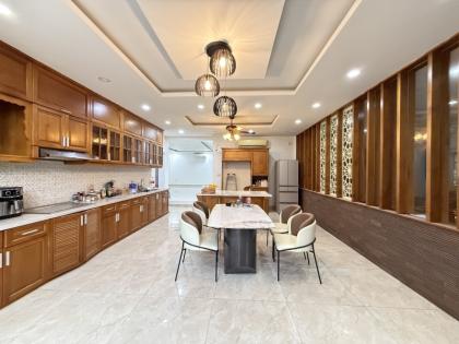 CẦN BÁN BIỆT THƯ CĂN ĐÔI GÓC – KDC VEN SÔNG – TÂN PHONG, QUẬN 7 – 258m² (15 x 18) – HẦM + 5 TẦNG – 2 MẶT THOÁNG