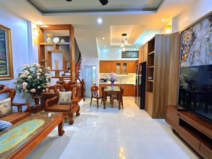 Bán nhà ngõ 165 Dương Quảng Hàm, diện tích 40m x 6 tầng, mặt tiền 4.8m, giá 11,5 tỷ
