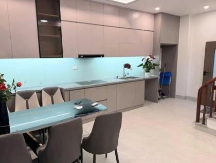 BÁN NHÀ VŨ ĐỨC THẬN, Ô TÔ VAO NHÀ, TẶNG NỘI THẤT LONG LANH, GẦN PHỐ, 6 TẦNG, CHỈ 7.X  TỶ