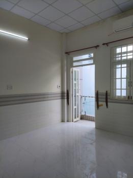 Bán nhà hẻm thông Lạc Long Quân 46M2, DTSD 110M2, 5 TỶ 2