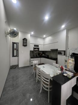 hơn 5 tỷ nhà 1 trệt 3 lầu mới xây full nội thất luxury đường rộng 6m