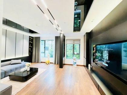 BÁN NHÀ CẠNH VINHOMES RIVERSIDE, KINH DOANH, GA RA Ô TÔ, TM, TẶNG NỘI THẤT CHẤT, MT KHỦNG