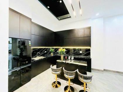BÁN NHÀ CẠNH VINHOMES RIVERSIDE, KINH DOANH, GA RA Ô TÔ, TM, TẶNG NỘI THẤT CHẤT, MT KHỦNG