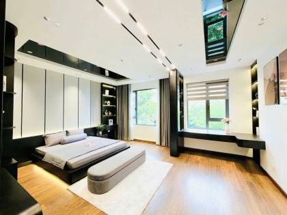 BÁN NHÀ CẠNH VINHOMES RIVERSIDE, KINH DOANH, GA RA Ô TÔ, TM, TẶNG NỘI THẤT CHẤT, MT KHỦNG
