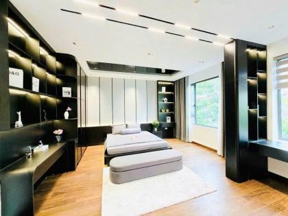 BÁN NHÀ CẠNH VINHOMES RIVERSIDE, KINH DOANH, GA RA Ô TÔ, TM, TẶNG NỘI THẤT CHẤT, MT KHỦNG