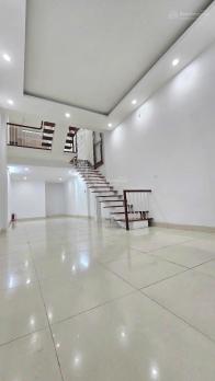 Cho thuê nhà vp,kd ô tô Hoàng Quốc Việt, Cầu Giấy, 70m2, 5 tầng, 32 triệu